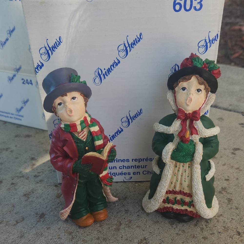 Princess House Festive Caroler Figurines - Red and Green‎